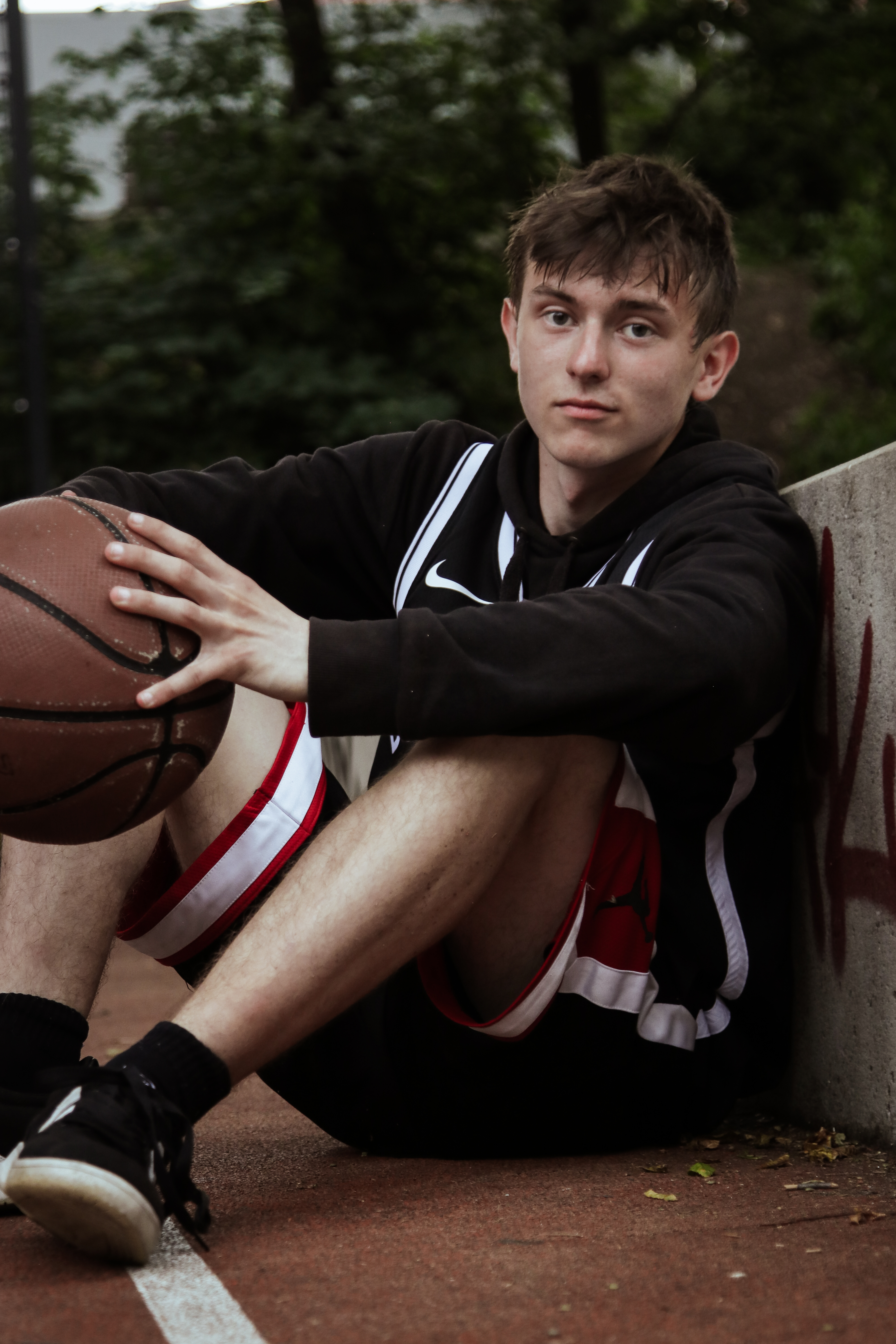 Junge mit Basketball in der Hand