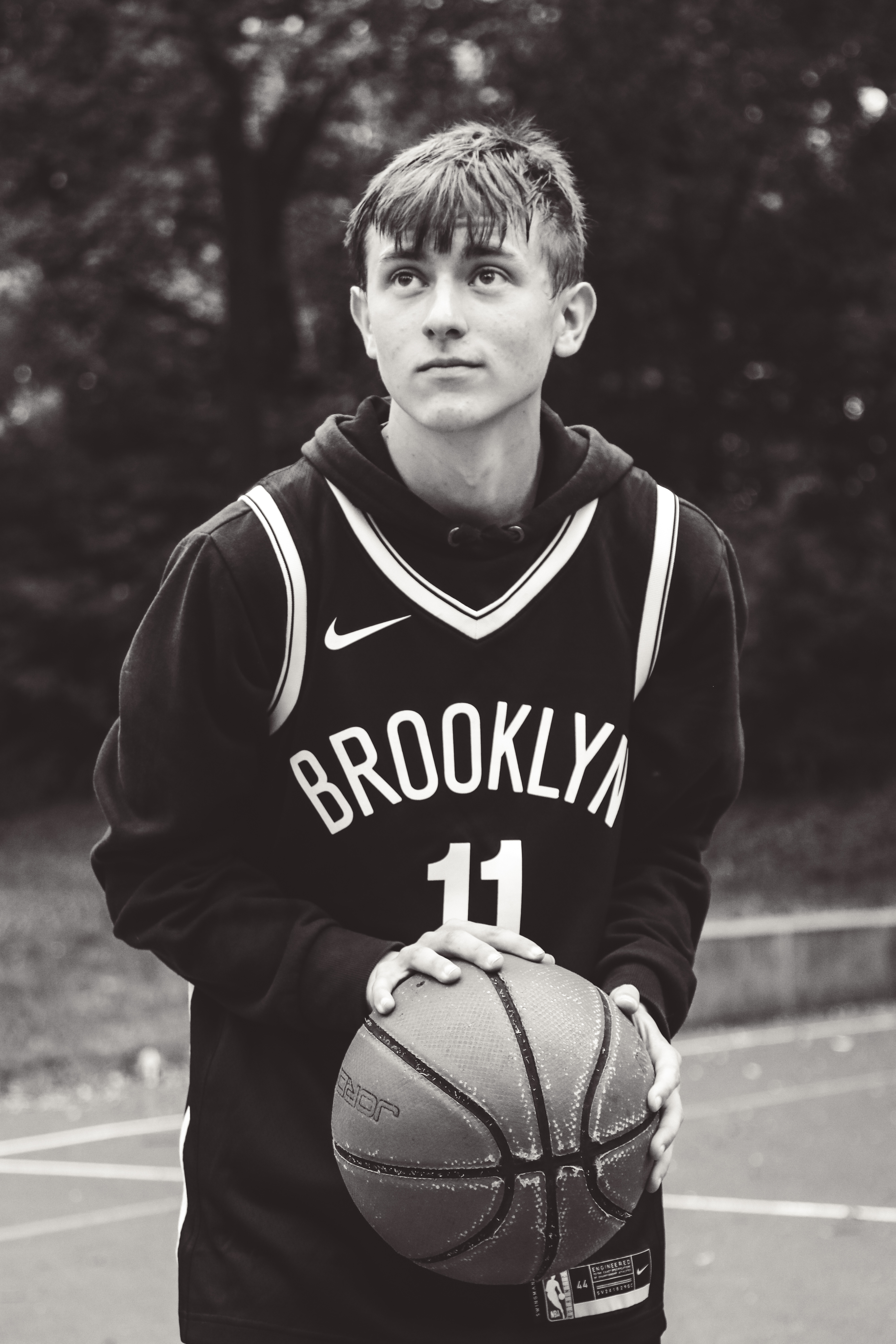 Junge mit Basketball in schwarz weiß