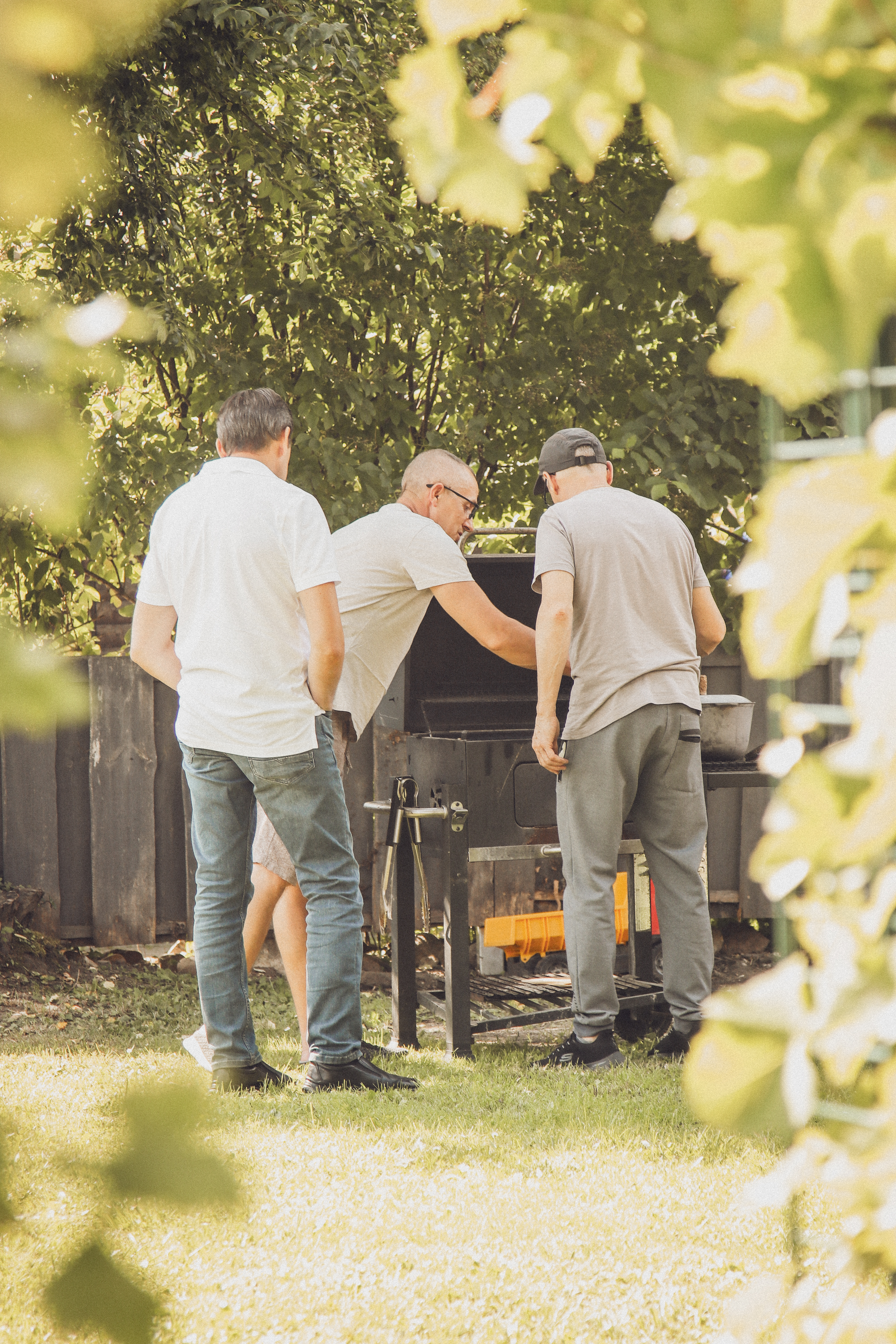 Drei Männer am Grillen